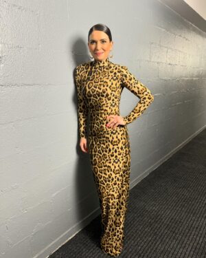 Lucie Bernardoni Instagram - 🫶 Deuxième demi-finale @staracademytf1 

Robe: @newarrivals.co 🐆 by @ilkyazozel 

On dit Monsieur @mathieubarthelatcolin au stylisme. 
Même pour acheter mes pyjamas je lui demande maintenant ;) 

💄 Makeup la merveilleuse @catillonvirginie_makeup 
Hier soir, c’est Christelle qui m’a coiffé pour @franckprovostparis . ❤️
Notre @ludovic.chapalain national revient la semaine prochaine. 
Merci à @mariiiecl la productrice artistique du prime ❤️ pour tout.

Mon grand @axel.marbeuf spéciale dédicace pour le look. On est liés. Et “rien” ne pourra changer ça 💕 tu as la ref piupiu ? 😉