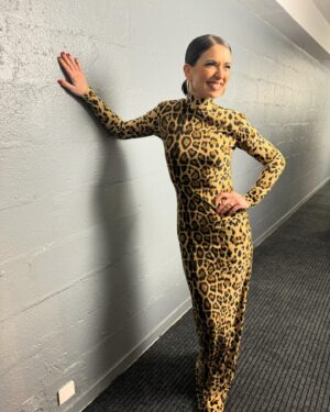 Lucie Bernardoni Instagram - 🫶 Deuxième demi-finale @staracademytf1 

Robe: @newarrivals.co 🐆 by @ilkyazozel 

On dit Monsieur @mathieubarthelatcolin au stylisme. 
Même pour acheter mes pyjamas je lui demande maintenant ;) 

💄 Makeup la merveilleuse @catillonvirginie_makeup 
Hier soir, c’est Christelle qui m’a coiffé pour @franckprovostparis . ❤️
Notre @ludovic.chapalain national revient la semaine prochaine. 
Merci à @mariiiecl la productrice artistique du prime ❤️ pour tout.

Mon grand @axel.marbeuf spéciale dédicace pour le look. On est liés. Et “rien” ne pourra changer ça 💕 tu as la ref piupiu ? 😉