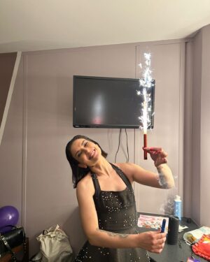 Lucie Bernardoni Instagram - La @staracademytf1 c’est aussi des équipes de prod, la régie, des gens formidables, qui, malgré la fatigue, ont quand même gonflé des ballons à 2 h du mat’, m’ont fait souffler mes bougies, apporté un gâteau dans ma loge, juste pour fêter mon anniversaire.

Merci à tout le corps professoral, ma team HMC pour les fleurs, les mots, les cadeaux. À Nikos, Karima, à tous. À tous les élèves. 

Et merci à vous tous pour vos lettres, votre présence, vos cadeaux, votre bienveillance, vos pancartes, votre amour pour ce passage aux 37 ans si particulier une nuit de finale et de fin de saison. 
Merci à tous.

On commence ça bien, c’est promis.
