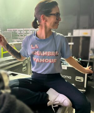 Lucie Bernardoni Instagram - Quand c’est Minimé qui prend la photo et que je fais des trucs avec mes bras. 🩷

@lenie_v13 

Tee-shirt: @fossettes_paris 🩷
Jean @1083borneinfrance 🩷