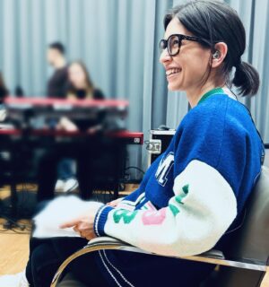 Lucie Bernardoni Instagram - Oh…tu peux toujours essayer de zoomer sur la playlist floutée… Ça ne marchera pas. 

Surprise… et tout le monde bosse si bien pour vous offrir le meilleur show possible. 

Quelle équipe 🙌

Répétitions tournée @staracademytf1 ça continue. 

@arachneeproductions
