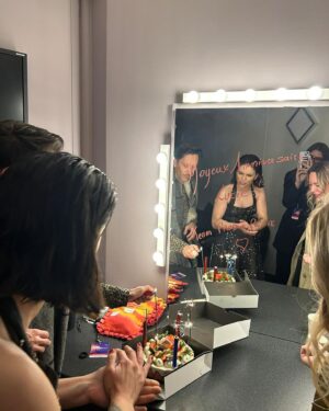 Lucie Bernardoni Instagram - La @staracademytf1 c’est aussi des équipes de prod, la régie, des gens formidables, qui, malgré la fatigue, ont quand même gonflé des ballons à 2 h du mat’, m’ont fait souffler mes bougies, apporté un gâteau dans ma loge, juste pour fêter mon anniversaire.

Merci à tout le corps professoral, ma team HMC pour les fleurs, les mots, les cadeaux. À Nikos, Karima, à tous. À tous les élèves. 

Et merci à vous tous pour vos lettres, votre présence, vos cadeaux, votre bienveillance, vos pancartes, votre amour pour ce passage aux 37 ans si particulier une nuit de finale et de fin de saison. 
Merci à tous.

On commence ça bien, c’est promis.