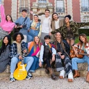 Lucie Bernardoni Instagram - À cette promotion 2023 de la @staracademytf1 si belle, si pure. Ce n’est que le début ! 

À chacun de vous 13, je vous aime et je suis si fière de vous. 

De votre force, votre talent, votre élégance. Vous montrez aux jeunes et aux moins jeunes que la gentillesse et le cœur, valent bien plus que tout. Je n’arrive pas à vous dire au-revoir, car je n’ai pas à le faire. Je serai là. 

À @pierregarniermusique
@julien__lieb @helena_blly @lenie_v13 @lolasolia @axel.marbeuf @victorienbrx @mariemaud.off @louis_mnt2 @margotabate @candiiice.mp3 @djebril.slatni @clara.cck_ 

avoir été votre répétitrice avec ma merveilleuse @marleneschaff à été un cadeau. Un véritable cadeau. Nous avons travaillé des heures et des heures, vous étiez à l’écoute, heureux d’être là. À chaque seconde. 

Je tiens à remercier ici, même si je le referai, @anthonycotta_ notre coordinateur musical pour tout le travail effectué pendant cette saison. Nous sommes deux répétitrices à l’antenne, mais sans lui, rien n’aurait été possible. 💕

Merci de tout cœur. Je dis toujours que les plus beaux souvenirs sont devant, mais ces souvenirs là, font partie des plus beaux. Alors, on mélange le passé, le présent et le futur. Et on vit bien bien fort ! 

Je vous aime. 

Mamma Lucia.