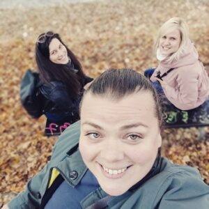 Lucie Polišenská Instagram - @magmach @svatbyprema kafíčko na Kampě!!!! A se mnou moje dvojMájí! Třetí Mája @marie_stipkova chybí ,asi někde tvoří hodnoty! Sobota jako vymalovaná a moje ŠUMPERSKÉ holky!!! Musíme si to udělat hezký!❤️❤️❤️❤️