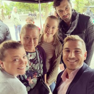 Lucie Polišenská Instagram - @davidgransky @michaela.pechackovaa Tak si tak točíme mezi zvířátkama 😊 staronová partička 🤗 děcka musíme si to udělat hezký😋
