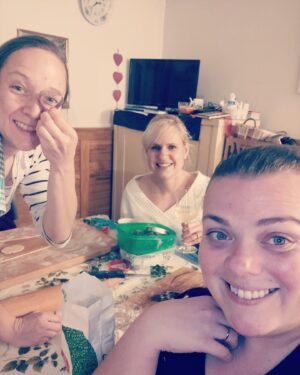 Lucie Polišenská Instagram - @svatbyprema @marie_stipkova Pečeníčko hněteníčko 2021! Trochu jiné dvojmájí. Napečený 4 druhy. @marie_stipkova napekla klasické vánoční dinosaury a žraloky! Myslím,že jsme šikovné dcérenky! Prostě holky z Moravy!
