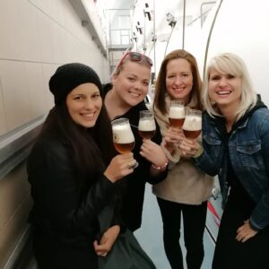 Lucie Polišenská Instagram - @pivovar_holba @petrhonig @netopeirac @filip.kankovsky Nejlepší akce na světě. Prohlídka  pivovaru,ochutnávka a pak kytary, pivo a zpívání. Kamarádi jste nejlepší a těším se až se zase sejdeme. A moc děkujeme pivovaru Holba, že nás úžasně pohostili. ❤️❤️❤️❤️ Děcka, to bylo božííí😘😘😘😘