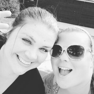 Lucie Polišenská Instagram - @martinagrubhofferova Se segrou! Ta vzácná chvíle ,kdy neděláme ksichty a máme celkem normální fotku. To se stane jednou maximálně dvakrát za rok . Máte to taky tak se sourozenci? 🤪🤪🤪