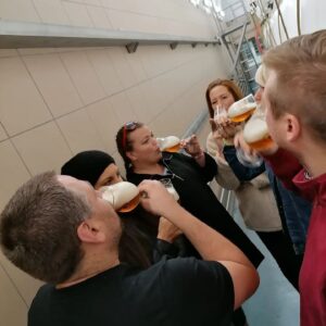 Lucie Polišenská Instagram - @pivovar_holba @petrhonig @netopeirac @filip.kankovsky Nejlepší akce na světě. Prohlídka  pivovaru,ochutnávka a pak kytary, pivo a zpívání. Kamarádi jste nejlepší a těším se až se zase sejdeme. A moc děkujeme pivovaru Holba, že nás úžasně pohostili. ❤️❤️❤️❤️ Děcka, to bylo božííí😘😘😘😘