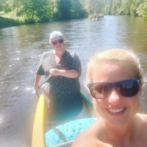 Lucie Polišenská Instagram - @svatbyprema A dneska tu máme jeden fotoromán z minulého týdne 🤪 jmenuje se "jak jsme jeli na vodu ". Bylo to opět krásné a očistné. S mojí letitou kamarádkou Markétkou je vždy o zábavu postaráno. Myslím,že jde vidět, jak jsme den ode dne čerstvější😂😂😂