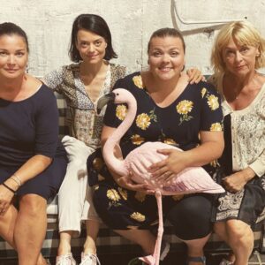Lucie Polišenská Instagram - @martinapreissova_official @jana_strykova @danabatulkova Chtěla jsem se vyfotit s holkama a plameňákem! výsledek mluví za vše😂😂😂 Holky děkuju,že se mnou máte takovou trpělivost ♥️♥️💪