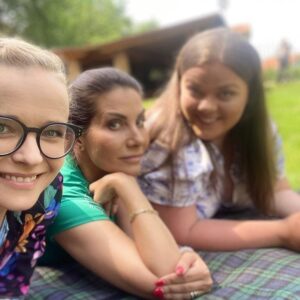 Lucie Polišenská Instagram - Někdo jezdí na dovolenou do Bibione, my na exteriér do Záp 😀 Evička nám vysvětluje jak na sociální sítě a občas přihodí radu do života.😍😍😍 #hérečka #slunecna