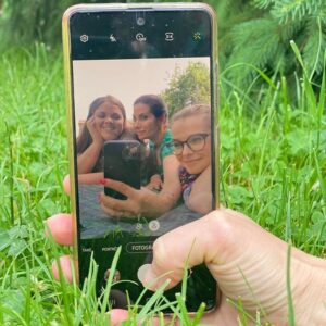Lucie Polišenská Instagram - Někdo jezdí na dovolenou do Bibione, my na exteriér do Záp 😀 Evička nám vysvětluje jak na sociální sítě a občas přihodí radu do života.😍😍😍 #hérečka #slunecna
