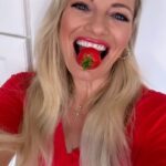 Lucie Borhyová Instagram - Ahoooj, hezkou neděli😍Dnes mám pro Vás recept na velkou mňamku😄na plněné tvarohové jahodové knedlíky🍓Tak pak dejte vědět, jak jste si pochutnali!🤩 #jahody #ovoce #knedliky #plneneknedliky #tvarohoveknedliky #recept #sladkejidlo #dobrouchut #strawberry #strawberries #sweet #dumplings #czechfood #🍓