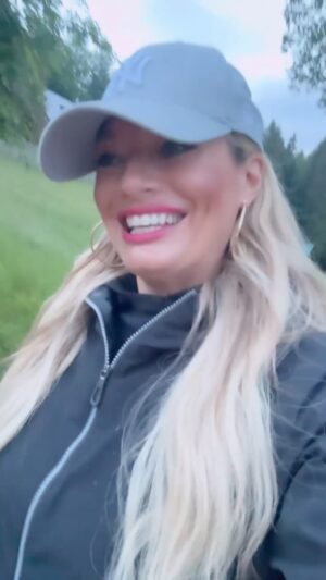 Lucie Borhyová Instagram - …😍…👟… 🌺  #myway