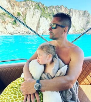 Lucie Šafářová Instagram - Všechno nejlepší všem tatínkům!🥳 @tomasplekanec děkujeme, že tě máme! Tolik akce, výletů, stejků, jízd na kole, na lyžích, na lodi, na koloběžkách, na bruslích, v bazénu, na tenise, na badmintonu, na pinecu, na horách, na pláži, v lese…1,2,3,4 děti, nikdy s tebou není nuda! 🙃😁 40tka na krku, tak co dodat? Udrž tempo! 😘😘
Předehnat dědu Milana bude těžký! 🤣 #milujemetě #rodina #nejtáta 

Happy father’s day!!!