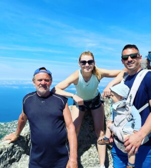 Lucie Šafářová Instagram - Všechno nejlepší všem tatínkům!🥳 @tomasplekanec děkujeme, že tě máme! Tolik akce, výletů, stejků, jízd na kole, na lyžích, na lodi, na koloběžkách, na bruslích, v bazénu, na tenise, na badmintonu, na pinecu, na horách, na pláži, v lese…1,2,3,4 děti, nikdy s tebou není nuda! 🙃😁 40tka na krku, tak co dodat? Udrž tempo! 😘😘
Předehnat dědu Milana bude těžký! 🤣 #milujemetě #rodina #nejtáta 

Happy father’s day!!!