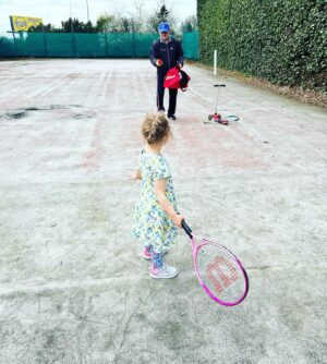 Lucie Šafářová Instagram - Všechno nejlepší všem tatínkům!🥳 @tomasplekanec děkujeme, že tě máme! Tolik akce, výletů, stejků, jízd na kole, na lyžích, na lodi, na koloběžkách, na bruslích, v bazénu, na tenise, na badmintonu, na pinecu, na horách, na pláži, v lese…1,2,3,4 děti, nikdy s tebou není nuda! 🙃😁 40tka na krku, tak co dodat? Udrž tempo! 😘😘
Předehnat dědu Milana bude těžký! 🤣 #milujemetě #rodina #nejtáta 

Happy father’s day!!!