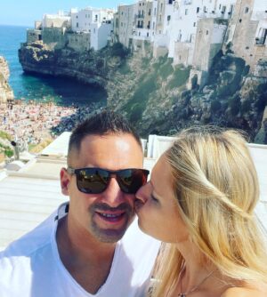 Lucie Šafářová Instagram - Všechno nejlepší všem tatínkům!🥳 @tomasplekanec děkujeme, že tě máme! Tolik akce, výletů, stejků, jízd na kole, na lyžích, na lodi, na koloběžkách, na bruslích, v bazénu, na tenise, na badmintonu, na pinecu, na horách, na pláži, v lese…1,2,3,4 děti, nikdy s tebou není nuda! 🙃😁 40tka na krku, tak co dodat? Udrž tempo! 😘😘
Předehnat dědu Milana bude těžký! 🤣 #milujemetě #rodina #nejtáta 

Happy father’s day!!!
