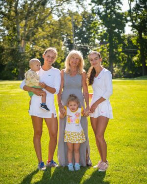 Lucie Šafářová Instagram - Přeji všem maminkám krásný svátek! 💐🥂 Každá jsme originální a děláme to nejlepší v našich silách pro ty naše lásky! Já jsem taaaaak moc vděčná za ty moje! @jana.safarova a @czechie23 děkuji, že jste! Protože mám od malička možnost komu zavolat o radu, o utěšení, mám si komu postěžovat, poplakat, mám se s kým smát, mám s kým jít na kafe, probrat ženský věci, dát komu pohlídat děti bez jediné obavy, prostě mám ve vás tu nejtvrdší opěrnou zeď, která vydrží všechno!!! 
Tak ať ten náš klan “šafářek” nikdy nekončí! 
😘❤️🤗 #denmatek #děkuji #vděčná #láska