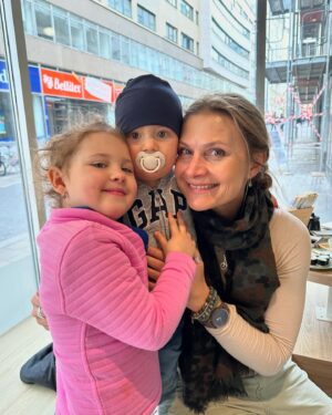Lucie Šafářová Instagram - Přeji všem maminkám krásný svátek! 💐🥂 Každá jsme originální a děláme to nejlepší v našich silách pro ty naše lásky! Já jsem taaaaak moc vděčná za ty moje! @jana.safarova a @czechie23 děkuji, že jste! Protože mám od malička možnost komu zavolat o radu, o utěšení, mám si komu postěžovat, poplakat, mám se s kým smát, mám s kým jít na kafe, probrat ženský věci, dát komu pohlídat děti bez jediné obavy, prostě mám ve vás tu nejtvrdší opěrnou zeď, která vydrží všechno!!! 
Tak ať ten náš klan “šafářek” nikdy nekončí! 
😘❤️🤗 #denmatek #děkuji #vděčná #láska