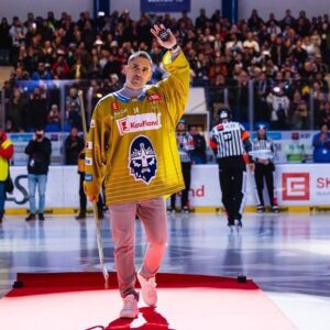 Lucie Šafářová Instagram - @tomasplekanec #rozlucka @rytirikladno #newchapter 🤩🤩🥳🥰🏒🥅
Foto: @roman_mares_