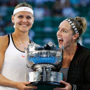 Lucie Šafářová Instagram - 👑 11 společných WTA titulů z toho 5 na grandslamech. 👀 Připomeňte si největší úspěchy @lucie.safarova s @matteksands. 🎾👇

🏆 Australian Open 2015
🏆 Roland Garros 2015
🏆 US Open 2016
🥈 Finále turnaje mistryň 2016
🏆 Australian Open 2017
🏆 Roland Garros 2017

Které vítězství  #TeamBucie vám utkvělo v paměti nejvíc? 💌 

#livesportpragueopen #wta #prague #tennis
