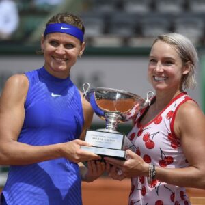 Lucie Šafářová Instagram - 👑 11 společných WTA titulů z toho 5 na grandslamech. 👀 Připomeňte si největší úspěchy @lucie.safarova s @matteksands. 🎾👇

🏆 Australian Open 2015
🏆 Roland Garros 2015
🏆 US Open 2016
🥈 Finále turnaje mistryň 2016
🏆 Australian Open 2017
🏆 Roland Garros 2017

Které vítězství  #TeamBucie vám utkvělo v paměti nejvíc? 💌 

#livesportpragueopen #wta #prague #tennis