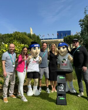 Lucie Šafářová Instagram - Poprvé na turnaji v jiné roli s @canalplussportczsk .🎤📺 Po 4 letech na kurtu trénink #teambucie a dlouhý rozhovor s Beth pro Advantage!🎾 Na ten se brzy můžete těšit! Poprvé týden bez dětí s @tomasplekanec. 😇 To bylo asi nejtěžší. Ještě, že mám nej babičku a tetu na světě! 🙏🏻🙏🏻 Naspala jsem 100000hodin a nikdo mě nebudil, to byl pecka! No a teď zase zpět do reality! 😁 #dubaj #emiraty #turnaj #kamosi #rozhovory #studio #fajnparta

First time on tournament in a different role. 🎤📺 Great to see old friends! 🙃 Had a blast on the court as #teambucie and long interview with @matteksands full of laughter! (As always) First week without kids, that was tough and great as well! So much sleep! 😁 So now it’s time to go back to reality again! 😅 
#dubai #emirates #tournament #fun