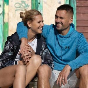 Lucie Šafářová Instagram - Další rok plný zážitků, smíchu, radosti, cestování, ale i smutku a slz. Bylo tam vše. Vzpomínáme na ty, co už tu nejsou a radujeme se z růstu a pokroků těch našich zlobidel. 🙏🏻 Děkuji za vše, za svou úžasnou rodinu, přátele a těším se, co přinese 2024! @tomasplekanec tak jakou dáme výzvu  na ten 2024? 😁 
Ať je ten váš plný radosti a lásky! 🤗 Ať žijeme v míru a je nám všem dobře! 🙏🏻🙏🏻 #silvestr #novyrok #díky

Bye 2023 it was a year full of joy, happiness but also tears and sadness. We are thinking of the ones who left us and enjoying the growth of our little ones. Its life. Thank you for my amazing family and friends! Looking forward to 2024! 
I wish you all a very happy new year full of happiness and love! I hope we will live in peace and love sp we all can enjoy and be happy! 🙏🏻🥳🥳
