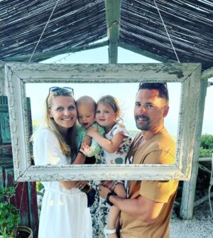 Lucie Šafářová Instagram - Všechno nejlepší všem tatínkům!🥳 @tomasplekanec děkujeme, že tě máme! Tolik akce, výletů, stejků, jízd na kole, na lyžích, na lodi, na koloběžkách, na bruslích, v bazénu, na tenise, na badmintonu, na pinecu, na horách, na pláži, v lese…1,2,3,4 děti, nikdy s tebou není nuda! 🙃😁 40tka na krku, tak co dodat? Udrž tempo! 😘😘
Předehnat dědu Milana bude těžký! 🤣 #milujemetě #rodina #nejtáta 

Happy father’s day!!!