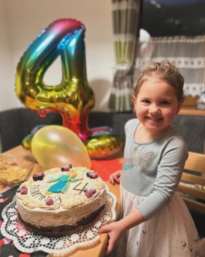 Lucie Šafářová Instagram - Všechno nejlepší lásko naše! #4 🥳🤩❤️ 
Letos to slavíme na 🎿⛷️☃️! 

Happy birthday Lea! #4 🥳🤩❤️ 
#birthdaygirl #leontynka