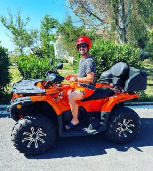 Lucie Šafářová Instagram - Všechno nejlepší všem tatínkům!🥳 @tomasplekanec děkujeme, že tě máme! Tolik akce, výletů, stejků, jízd na kole, na lyžích, na lodi, na koloběžkách, na bruslích, v bazénu, na tenise, na badmintonu, na pinecu, na horách, na pláži, v lese…1,2,3,4 děti, nikdy s tebou není nuda! 🙃😁 40tka na krku, tak co dodat? Udrž tempo! 😘😘
Předehnat dědu Milana bude těžký! 🤣 #milujemetě #rodina #nejtáta 

Happy father’s day!!!