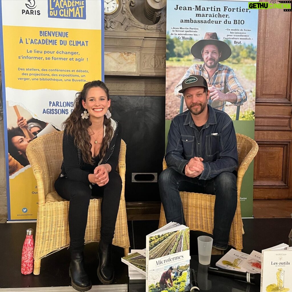 Lucie Lucas Instagram - Il y a quelques jours nous avons eu l'immense l’honneur et le plaisir gigantesque d’accueillir @jeanmartinfortier chez nous, à la @fermedelavillelambert . Il est venu découvrir notre projet et nous apporter son expertise inégalable 😊 Merci à lui pour ses conseils si précieux, ses encouragements si énergisants et sa bienveillance si généreuse 🙏 Il nous a conforté dans l’idée que même si le chemin est long, nous sommes sur la bonne voie et notre vision est juste. Merci pour tout le courage que tu as regonflé en nous Jean-Martin ! Et pour la fierté qui fleurie dans un coin de nos coeurs depuis ton passage et qui nous réchauffe après tous les sacrifices et toutes les difficultés qu'il a fallu affronter pour en arriver là. Merci aussi et encore à Jean-Martin et ses équipes de m’avoir invitée à prendre part à sa conférence sur les microfermes à l’ @academieduclimat à l'occasion de la sortie de son nouveau livre Microfermes 🙏 un débat vraiment passionnant sur les perspectives vertueuses d’une agriculture sur petite surface et sur l’importance d’une rénovation profonde de notre politique agricole ! Je vous mettrai plus de détails bientôt en story 😉 Des bisous à tous et bon week-end ! ❤️ #jeanmartinfortier #permaculture #microferme #biointensive