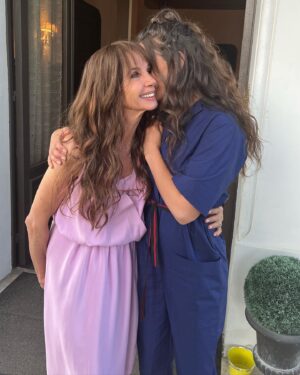 Lucie Lucas Instagram - Ça y est enfin, je peux vous annoncer la sortie du prochain Clem !!! 
Le 6 novembre à 21h10 sur @tf1 , soirée spéciale retrouvailles 🤗
On ne sait pas encore si elle sonnera la fin de nos aventures ensemble, mais je peux vous dire que vous allez adorer ces 2 épisodes ! Quand j'ai su que j'aurais le bonheur de retrouver @victoria.abril.officiel , je me suis vraiment demandé ce que les scénaristes avaient pu imaginer comme idée crédible pour nous permettre de jouer ensemble à nouveau…et je n'ai pas été déçue en lisant les scénarios ! Un beau mélange de rires et d'émotions vous attendent et nous on s'est vraiment régalés à tourner cette soirée si spéciale ! 😜🙃🥰
Pleins de photos à venir sur mon compte d'ici le 6 novembre... 
Prenez soin de vous !! 
Des bisous 😚✨️

#clem #clemserie #serie #tf1 #retrouvailles #famille