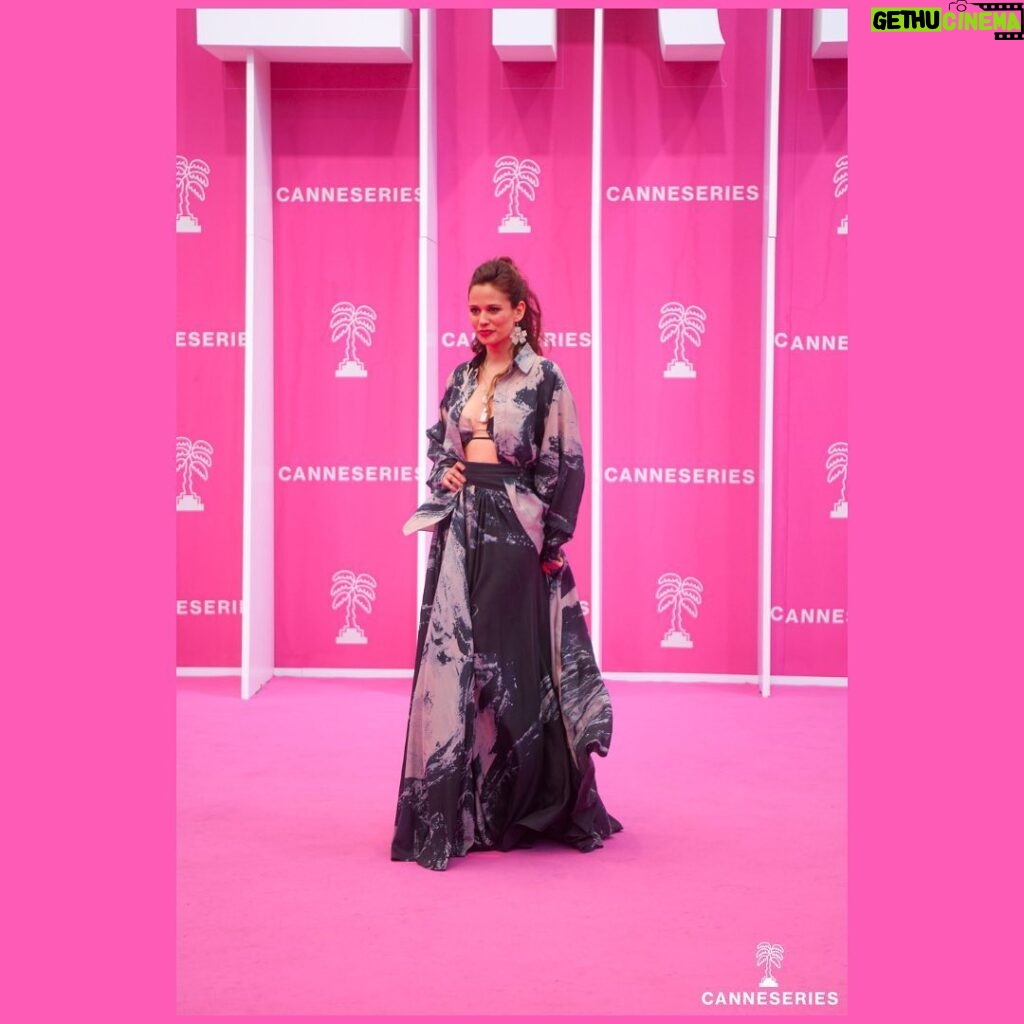 Lucie Lucas Instagram - Ce week-end j’étais au festival @canneseries pour presenter la série Cannes Confidential que nous avons tourné cet été avec les sublimes @instashym et @imjamiebamber , réalisée par @camille_delamarre et que vous pourrez bientôt voir sur @tf1 ✨ Excitation de présenter cette nouvelle série internationnale dont on est très fiers, joie de constater le super accueil qu’elle a reçu auprès de la presse et des spectateurs, bonheur total de retrouver une équipe que j'affectionne autant...mais aussi immense fierté de présenter officiellement ma fille aînée Lilou sur le pink carpet ❤️🙏 Je me sens profondément chanceuse de pouvoir passer des moments privilégiés en tête à tête avec chacun de mes enfants, qu'ils comprennent mieux mon travail et qu'ils apprennent le monde autrement qu'à l'école... Et pour nous le voyage ne fait que commencer… Après avoir prit le train pour Cannes pendant 12h nous voilà reparties pour l’Italie, 2 pays 2 ambiances... Ce ne sera pas pour des vacances ni pour des paillettes mais pour des aventures solidaires que nous vous partagerons bientôt 😉🤗 Des bisous les copeines 😚✨❤ #cannesseries #festival #cannes #pinkcarpet #cannesconfidential #serie #tv #tf1 #voyage #solidaire #italie