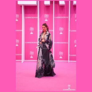 Lucie Lucas Instagram - Ce week-end j’étais au festival @canneseries pour presenter la série Cannes Confidential que nous avons tourné cet été avec les sublimes @instashym et @imjamiebamber , réalisée par @camille_delamarre et que vous pourrez bientôt voir sur @tf1 ✨
Excitation de présenter cette nouvelle série internationnale dont on est très fiers, joie de constater le super accueil qu’elle a reçu auprès de la presse et des spectateurs, bonheur total de retrouver une équipe que j'affectionne autant...mais aussi immense fierté de présenter officiellement ma fille aînée Lilou sur le pink carpet ❤️🙏 Je me sens profondément chanceuse de pouvoir passer des moments privilégiés en tête à tête avec chacun de mes enfants, qu'ils comprennent mieux mon travail et qu'ils apprennent le monde autrement qu'à l'école... Et pour nous le voyage ne fait que commencer… Après avoir prit le train pour Cannes pendant 12h nous voilà reparties pour l’Italie, 2 pays 2 ambiances... Ce ne sera pas pour des vacances ni pour des paillettes mais pour des aventures solidaires que nous vous partagerons bientôt 😉🤗 
Des bisous les copeines 😚✨❤

#cannesseries #festival #cannes #pinkcarpet #cannesconfidential #serie #tv #tf1 
#voyage #solidaire #italie
