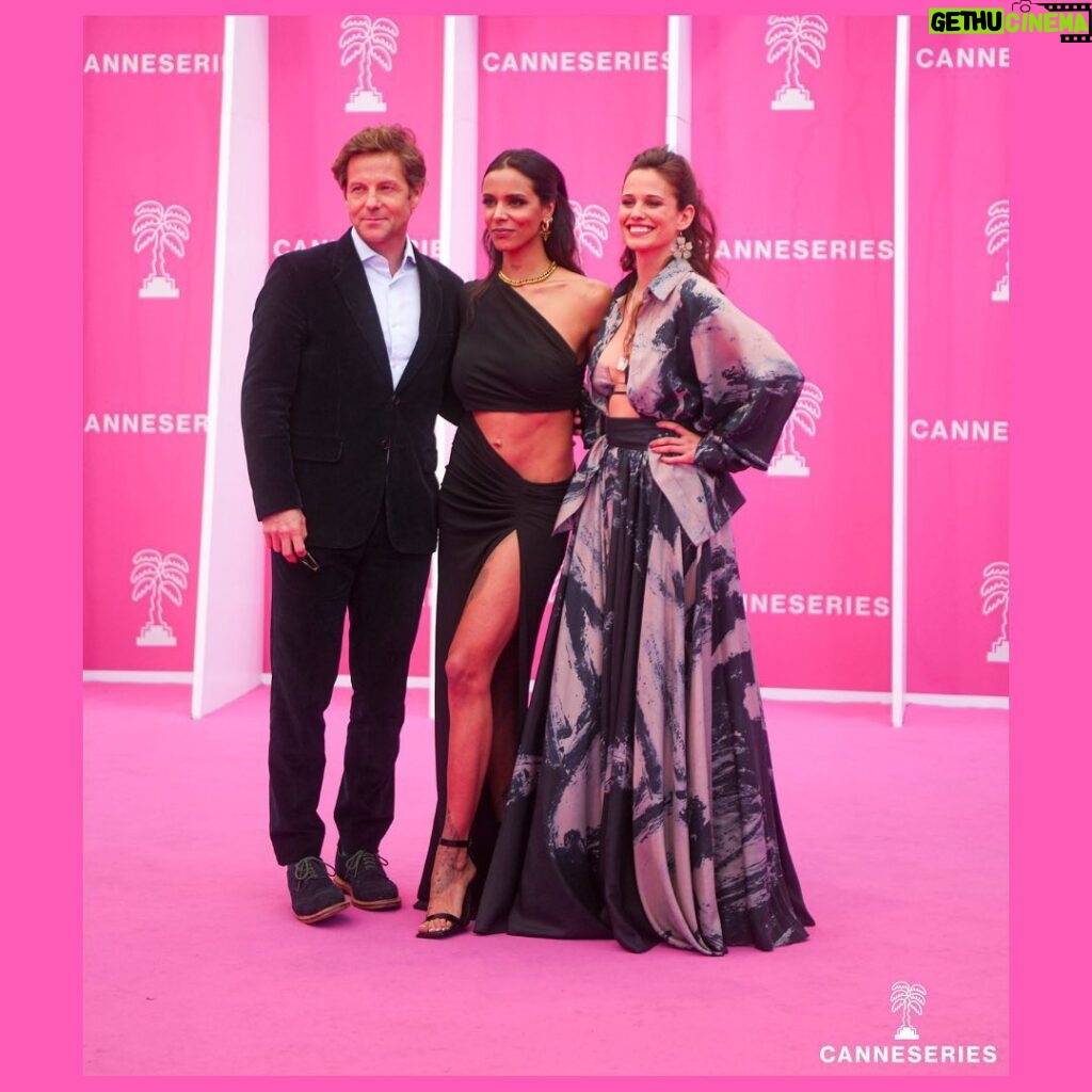 Lucie Lucas Instagram - Ce week-end j’étais au festival @canneseries pour presenter la série Cannes Confidential que nous avons tourné cet été avec les sublimes @instashym et @imjamiebamber , réalisée par @camille_delamarre et que vous pourrez bientôt voir sur @tf1 ✨ Excitation de présenter cette nouvelle série internationnale dont on est très fiers, joie de constater le super accueil qu’elle a reçu auprès de la presse et des spectateurs, bonheur total de retrouver une équipe que j'affectionne autant...mais aussi immense fierté de présenter officiellement ma fille aînée Lilou sur le pink carpet ❤️🙏 Je me sens profondément chanceuse de pouvoir passer des moments privilégiés en tête à tête avec chacun de mes enfants, qu'ils comprennent mieux mon travail et qu'ils apprennent le monde autrement qu'à l'école... Et pour nous le voyage ne fait que commencer… Après avoir prit le train pour Cannes pendant 12h nous voilà reparties pour l’Italie, 2 pays 2 ambiances... Ce ne sera pas pour des vacances ni pour des paillettes mais pour des aventures solidaires que nous vous partagerons bientôt 😉🤗 Des bisous les copeines 😚✨❤ #cannesseries #festival #cannes #pinkcarpet #cannesconfidential #serie #tv #tf1 #voyage #solidaire #italie