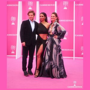 Lucie Lucas Instagram - Ce week-end j’étais au festival @canneseries pour presenter la série Cannes Confidential que nous avons tourné cet été avec les sublimes @instashym et @imjamiebamber , réalisée par @camille_delamarre et que vous pourrez bientôt voir sur @tf1 ✨
Excitation de présenter cette nouvelle série internationnale dont on est très fiers, joie de constater le super accueil qu’elle a reçu auprès de la presse et des spectateurs, bonheur total de retrouver une équipe que j'affectionne autant...mais aussi immense fierté de présenter officiellement ma fille aînée Lilou sur le pink carpet ❤️🙏 Je me sens profondément chanceuse de pouvoir passer des moments privilégiés en tête à tête avec chacun de mes enfants, qu'ils comprennent mieux mon travail et qu'ils apprennent le monde autrement qu'à l'école... Et pour nous le voyage ne fait que commencer… Après avoir prit le train pour Cannes pendant 12h nous voilà reparties pour l’Italie, 2 pays 2 ambiances... Ce ne sera pas pour des vacances ni pour des paillettes mais pour des aventures solidaires que nous vous partagerons bientôt 😉🤗 
Des bisous les copeines 😚✨❤

#cannesseries #festival #cannes #pinkcarpet #cannesconfidential #serie #tv #tf1 
#voyage #solidaire #italie