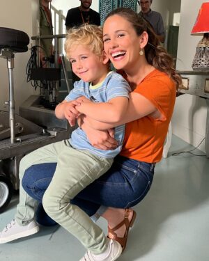 Lucie Lucas Instagram - Ça y est enfin, je peux vous annoncer la sortie du prochain Clem !!! 
Le 6 novembre à 21h10 sur @tf1 , soirée spéciale retrouvailles 🤗
On ne sait pas encore si elle sonnera la fin de nos aventures ensemble, mais je peux vous dire que vous allez adorer ces 2 épisodes ! Quand j'ai su que j'aurais le bonheur de retrouver @victoria.abril.officiel , je me suis vraiment demandé ce que les scénaristes avaient pu imaginer comme idée crédible pour nous permettre de jouer ensemble à nouveau…et je n'ai pas été déçue en lisant les scénarios ! Un beau mélange de rires et d'émotions vous attendent et nous on s'est vraiment régalés à tourner cette soirée si spéciale ! 😜🙃🥰
Pleins de photos à venir sur mon compte d'ici le 6 novembre... 
Prenez soin de vous !! 
Des bisous 😚✨️

#clem #clemserie #serie #tf1 #retrouvailles #famille