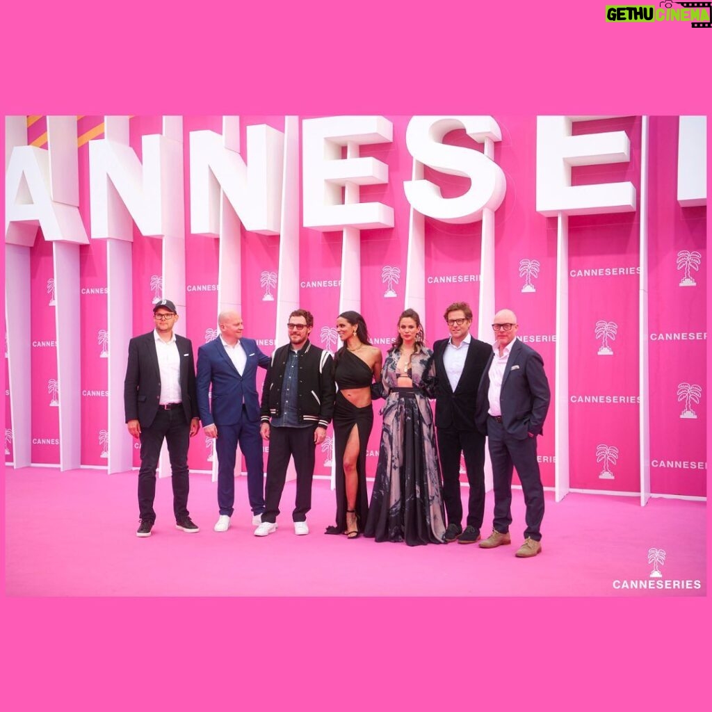 Lucie Lucas Instagram - Ce week-end j’étais au festival @canneseries pour presenter la série Cannes Confidential que nous avons tourné cet été avec les sublimes @instashym et @imjamiebamber , réalisée par @camille_delamarre et que vous pourrez bientôt voir sur @tf1 ✨ Excitation de présenter cette nouvelle série internationnale dont on est très fiers, joie de constater le super accueil qu’elle a reçu auprès de la presse et des spectateurs, bonheur total de retrouver une équipe que j'affectionne autant...mais aussi immense fierté de présenter officiellement ma fille aînée Lilou sur le pink carpet ❤️🙏 Je me sens profondément chanceuse de pouvoir passer des moments privilégiés en tête à tête avec chacun de mes enfants, qu'ils comprennent mieux mon travail et qu'ils apprennent le monde autrement qu'à l'école... Et pour nous le voyage ne fait que commencer… Après avoir prit le train pour Cannes pendant 12h nous voilà reparties pour l’Italie, 2 pays 2 ambiances... Ce ne sera pas pour des vacances ni pour des paillettes mais pour des aventures solidaires que nous vous partagerons bientôt 😉🤗 Des bisous les copeines 😚✨❤ #cannesseries #festival #cannes #pinkcarpet #cannesconfidential #serie #tv #tf1 #voyage #solidaire #italie