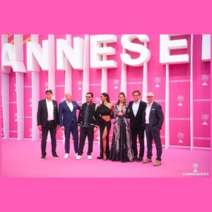 Lucie Lucas Instagram - Ce week-end j’étais au festival @canneseries pour presenter la série Cannes Confidential que nous avons tourné cet été avec les sublimes @instashym et @imjamiebamber , réalisée par @camille_delamarre et que vous pourrez bientôt voir sur @tf1 ✨
Excitation de présenter cette nouvelle série internationnale dont on est très fiers, joie de constater le super accueil qu’elle a reçu auprès de la presse et des spectateurs, bonheur total de retrouver une équipe que j'affectionne autant...mais aussi immense fierté de présenter officiellement ma fille aînée Lilou sur le pink carpet ❤️🙏 Je me sens profondément chanceuse de pouvoir passer des moments privilégiés en tête à tête avec chacun de mes enfants, qu'ils comprennent mieux mon travail et qu'ils apprennent le monde autrement qu'à l'école... Et pour nous le voyage ne fait que commencer… Après avoir prit le train pour Cannes pendant 12h nous voilà reparties pour l’Italie, 2 pays 2 ambiances... Ce ne sera pas pour des vacances ni pour des paillettes mais pour des aventures solidaires que nous vous partagerons bientôt 😉🤗 
Des bisous les copeines 😚✨❤

#cannesseries #festival #cannes #pinkcarpet #cannesconfidential #serie #tv #tf1 
#voyage #solidaire #italie