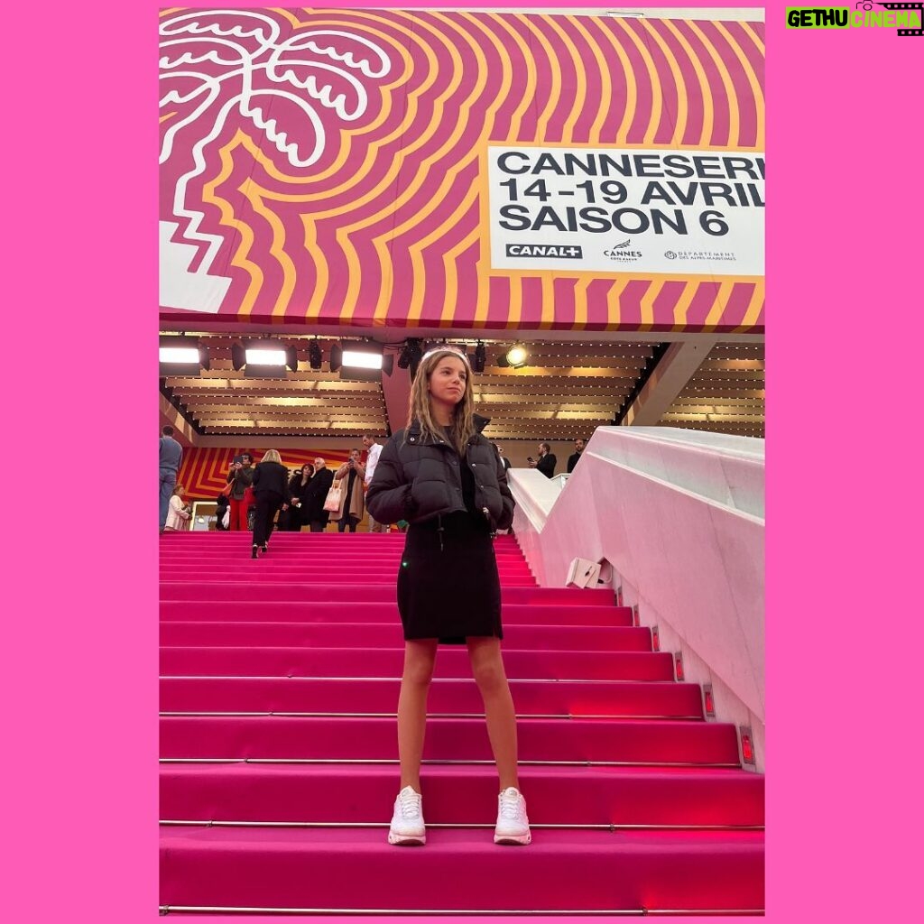 Lucie Lucas Instagram - Ce week-end j’étais au festival @canneseries pour presenter la série Cannes Confidential que nous avons tourné cet été avec les sublimes @instashym et @imjamiebamber , réalisée par @camille_delamarre et que vous pourrez bientôt voir sur @tf1 ✨ Excitation de présenter cette nouvelle série internationnale dont on est très fiers, joie de constater le super accueil qu’elle a reçu auprès de la presse et des spectateurs, bonheur total de retrouver une équipe que j'affectionne autant...mais aussi immense fierté de présenter officiellement ma fille aînée Lilou sur le pink carpet ❤️🙏 Je me sens profondément chanceuse de pouvoir passer des moments privilégiés en tête à tête avec chacun de mes enfants, qu'ils comprennent mieux mon travail et qu'ils apprennent le monde autrement qu'à l'école... Et pour nous le voyage ne fait que commencer… Après avoir prit le train pour Cannes pendant 12h nous voilà reparties pour l’Italie, 2 pays 2 ambiances... Ce ne sera pas pour des vacances ni pour des paillettes mais pour des aventures solidaires que nous vous partagerons bientôt 😉🤗 Des bisous les copeines 😚✨❤ #cannesseries #festival #cannes #pinkcarpet #cannesconfidential #serie #tv #tf1 #voyage #solidaire #italie
