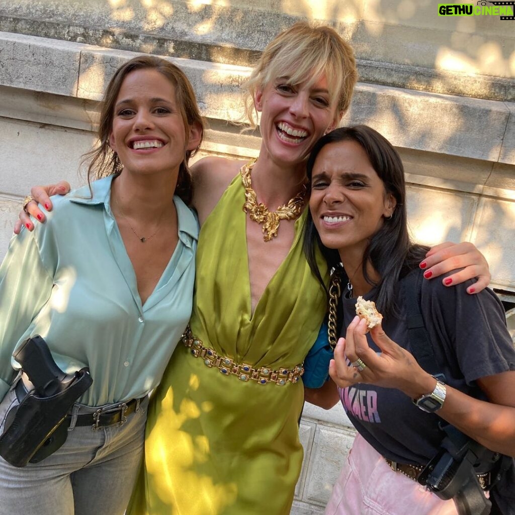 Lucie Lucas Instagram - Les copeines, On vous donne rendez-vous ce soir à 21h10 sur @tf1 pour 3 épisodes de Cannes Police Criminelle ☀️ et petit plus : vous pourrez regarder la série en anglais ou en français 🇬🇧🇫🇷 En effet le choix a été fait de tourner en anglais, mais nous nous sommes prêté au jeu difficile du doublage en français pour que chaque spectateur ait le choix de regarder dans la version qui lui convient mieux 😊 j’en profite d’ailleurs pour remercier @christel_salgues_pro et @donniomarie qui nous ont accompagné dans ce nouvel exercice🙏 Dans les deux cas (version anglaise ou française), ce sont nos voix et nos interprétations 😉 Enjoy les copeines !! On espère que ça vous plaira 🫶 Des bisous 😘