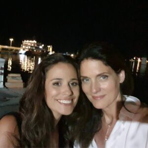 Lucie Lucas Instagram - Les copeines, 

On vous donne rendez-vous ce soir à 21h10 sur @tf1 pour 3 épisodes de Cannes Police Criminelle ☀️ et petit plus : vous pourrez regarder la série en anglais ou en français 🇬🇧🇫🇷
En effet le choix a été fait de tourner en anglais, mais nous nous sommes prêté au jeu difficile du doublage en français pour que chaque spectateur ait le choix de regarder dans la version qui lui convient mieux 😊 j’en profite d’ailleurs pour remercier @christel_salgues_pro et @donniomarie qui nous ont accompagné dans ce nouvel exercice🙏
Dans les deux cas (version anglaise ou française), ce sont nos voix et nos interprétations 😉

Enjoy les copeines !! On espère que ça vous plaira 🫶

Des bisous 😘