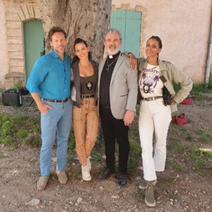 Lucie Lucas Instagram - Les copeines, 

On vous donne rendez-vous ce soir à 21h10 sur @tf1 pour 3 épisodes de Cannes Police Criminelle ☀️ et petit plus : vous pourrez regarder la série en anglais ou en français 🇬🇧🇫🇷
En effet le choix a été fait de tourner en anglais, mais nous nous sommes prêté au jeu difficile du doublage en français pour que chaque spectateur ait le choix de regarder dans la version qui lui convient mieux 😊 j’en profite d’ailleurs pour remercier @christel_salgues_pro et @donniomarie qui nous ont accompagné dans ce nouvel exercice🙏
Dans les deux cas (version anglaise ou française), ce sont nos voix et nos interprétations 😉

Enjoy les copeines !! On espère que ça vous plaira 🫶

Des bisous 😘