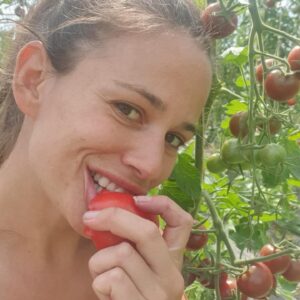 Lucie Lucas Instagram - Les copaines ☀️

L’été est presque fini et laisse derrière lui ce goût doux-amer… Celui des souvenirs de vacances, des moments partagés avec ceux qu’on aime, du temps long et bon, mais aussi celui des chaleurs étouffantes, de la sécheresse et des incendies à répétition…
Alors ici à la @fermedelavillelambert nous préparons le monde de demain, celui qu’on veut durable, sain, et inspirant ✨ Nous construisons un sanctuaire où la vie a sa place partout, sous toutes ses formes. À chacun de nous de trouver son chemin pour donner du sens à notre avenir 🌱