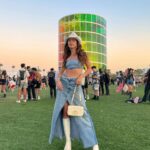 Lucie Rhéaume Instagram - Coachella through the years.🎡🌈💖 Je laisse une p’tite partie de mon coeur à Palm Springs cette année en ne prenant pas part aux festivités pour l’instant (à moins d’un revirement de situation dernière minute… on ne sait jamais avec moi🤠). Je compense en écoutant on repeat en travaillant le beat que j’écouterais si j’étais entrain de viber sous la tente hahaha. Disons que je crave un peu de nouveauté donc up next sur la bucket list (et j’en rêve depuis des ANNÉES): BURNING MAN. S’il y en a ici qui sont déjà allés / prévoient y aller cette année, hit me up.⛺️ Quelle année de looks a été ta pref toi? 1- 2019 sparkly alien👽 2- 2019 neon green girly💚 3- 2022 sparkly desert queen✨ 4- 2022 colorful boho🧡 5- 2022 glittery cowboy🤠 6- 2023 bohème🌾 7- 2023 metallic warrior🪩 8- 2023 jeans on jeans👖