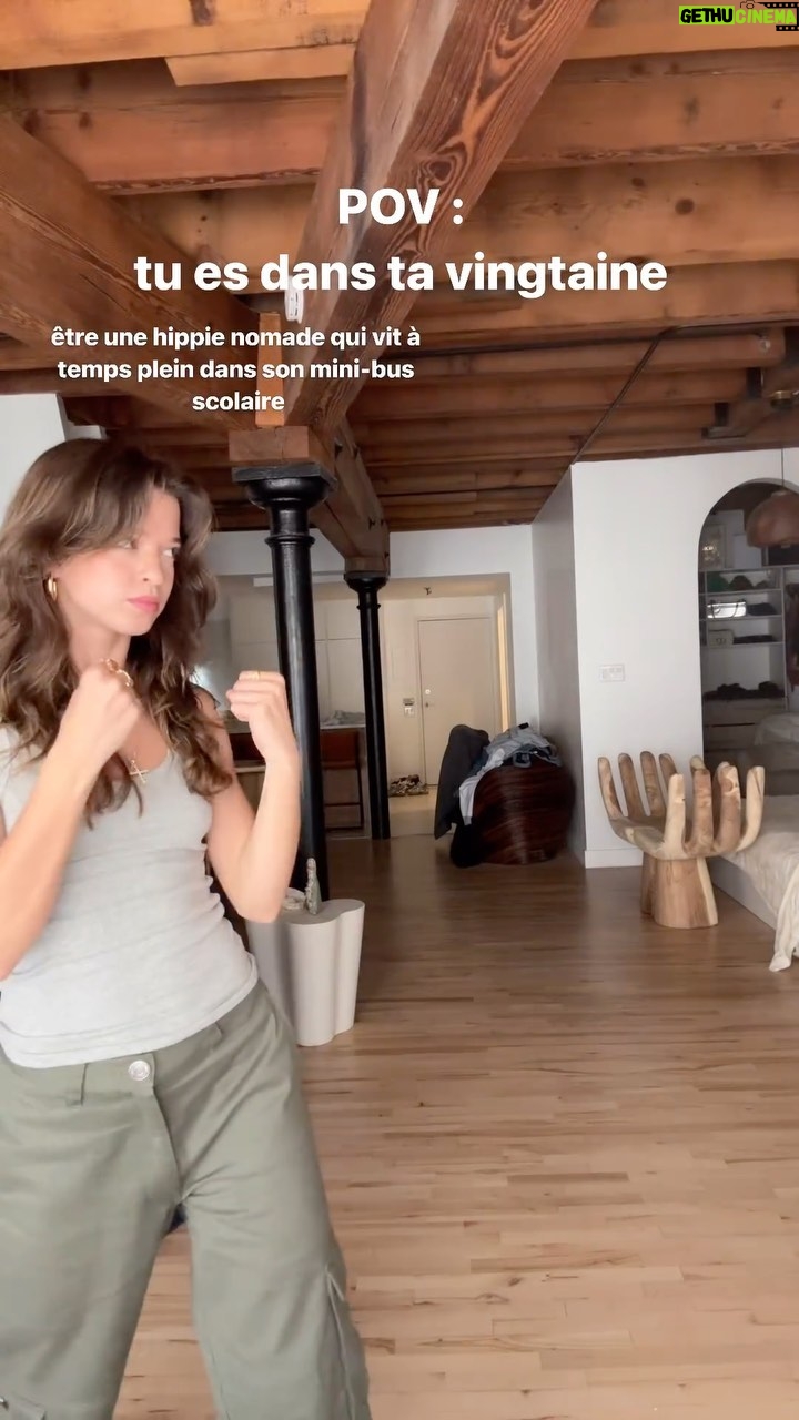 Lucie Rhéaume Instagram - POV: tu es dans ta vingtaine. 🙃 Qui ici est constamment tourmenté par ces deux p'tites voix intérieures?