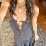 Lucie Rhéaume Instagram - Mes priorités du mois d’avril: 1. Limiter ma consommation d’alcool (mes excès pendant le mois de mars (hello birthday month Vegas) m’ont amené à me sentir « down » et je sais que c’est 100% lié à l’alcool) 2. Apprécier les petits moments de la vie et la lenteur.🦋 3. Poursuivre mon habitude de 1 livre par semaine, 1h de lecture en moyenne par jour (je suis on track pour lire 52 livres cette année! j’ai commencé à mettre mon Goodreads à jour pour ceux que ça intéresse).📖 4. Faire un gros spring clean-out au condo et au bureau Girl Crush. DECLUTTER DECLUTTER DECLUTTER. Clean space = clean mind.☁️ 5. Continuer à faire grandir les graines que j’ai semé ces dernières années aka tous les éléments de mon travail qui me font tripper: mes entreprises (Girl Crush et E-Influence) et ma création de contenu.💻 À quoi ressemblent vos priorités du mois vous?💌 Outfit complet présentement dispo sur le site web de Girl Crush btw.💘